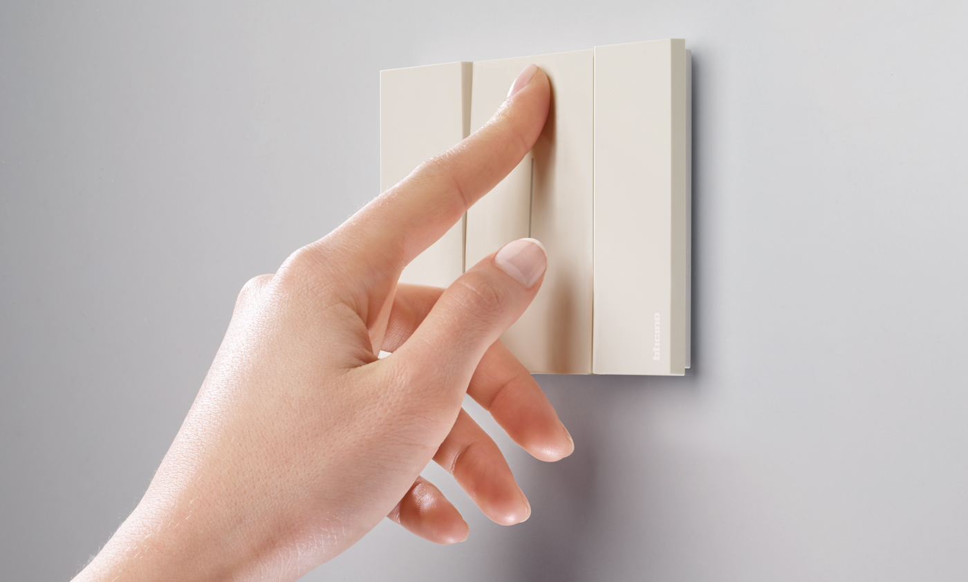 Full touch controls always aligned thank to the Self Centering System